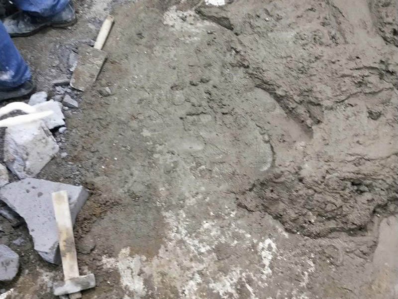 衛(wèi)生間地面回填:回填衛(wèi)生間可bai以用一些輕質(zhì)磚du和水泥沙子就可以，另外現(xiàn)在很多的人會選zhi用陶粒，dao雖然陶粒成本比較高，但是對于承重和吸水相對來說是比較好的。另外在回填以后需要做一些結(jié)構(gòu)面的防水處理，那就是排污管定位后要用水泥砂漿固定，這樣在回填做防水處理是比較合適的。