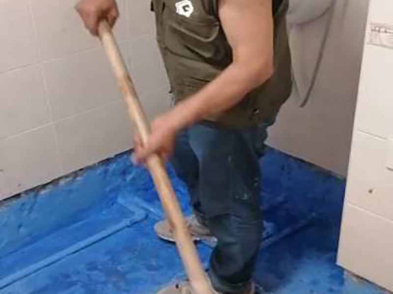 衛(wèi)生間地面回填:回填衛(wèi)生間可bai以用一些輕質(zhì)磚du和水泥沙子就可以，另外現(xiàn)在很多的人會選zhi用陶粒，dao雖然陶粒成本比較高，但是對于承重和吸水相對來說是比較好的。另外在回填以后需要做一些結(jié)構(gòu)面的防水處理，那就是排污管定位后要用水泥砂漿固定，這樣在回填做防水處理是比較合適的。