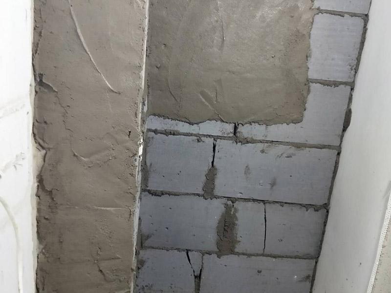 衛(wèi)生間墻體改造：首先進(jìn)行地面清掃，不打掃干凈會翹邊、空鼓的;放水平線然后分塊;地面要濕潤進(jìn)行灑水;采用兩種砂漿，打砂漿的基層，一般要進(jìn)行干鋪;地磚是不是出現(xiàn)了空鼓是很重要的;還要在磚底涂抹上漿;鋪貼的時候要用橡皮錘敲擊，做拉縫、表面清理，對瓷磚進(jìn)行勾縫處理即可。最重要的是保護(hù)好成品，以防造成污染和損傷。