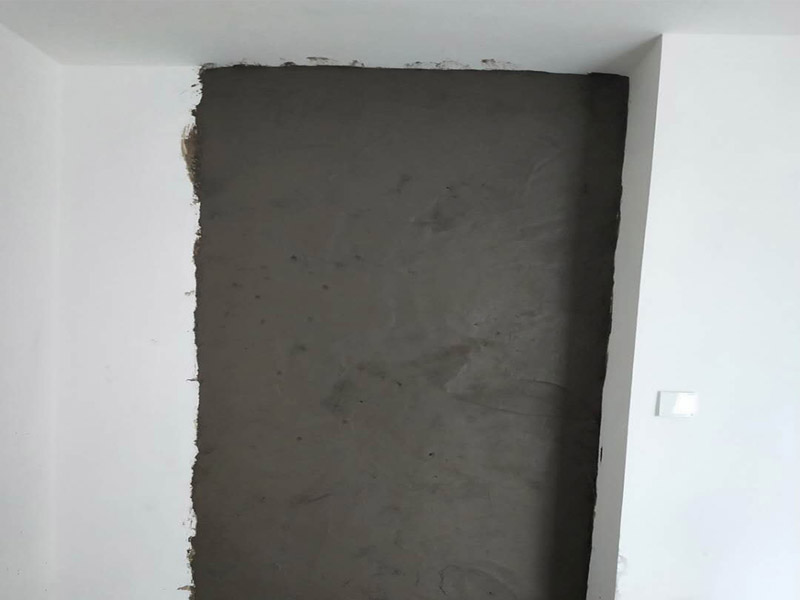 衛(wèi)生間墻體改造：首先進(jìn)行地面清掃，不打掃干凈會翹邊、空鼓的;放水平線然后分塊;地面要濕潤進(jìn)行灑水;采用兩種砂漿，打砂漿的基層，一般要進(jìn)行干鋪;地磚是不是出現(xiàn)了空鼓是很重要的;還要在磚底涂抹上漿;鋪貼的時候要用橡皮錘敲擊，做拉縫、表面清理，對瓷磚進(jìn)行勾縫處理即可。最重要的是保護(hù)好成品，以防造成污染和損傷。