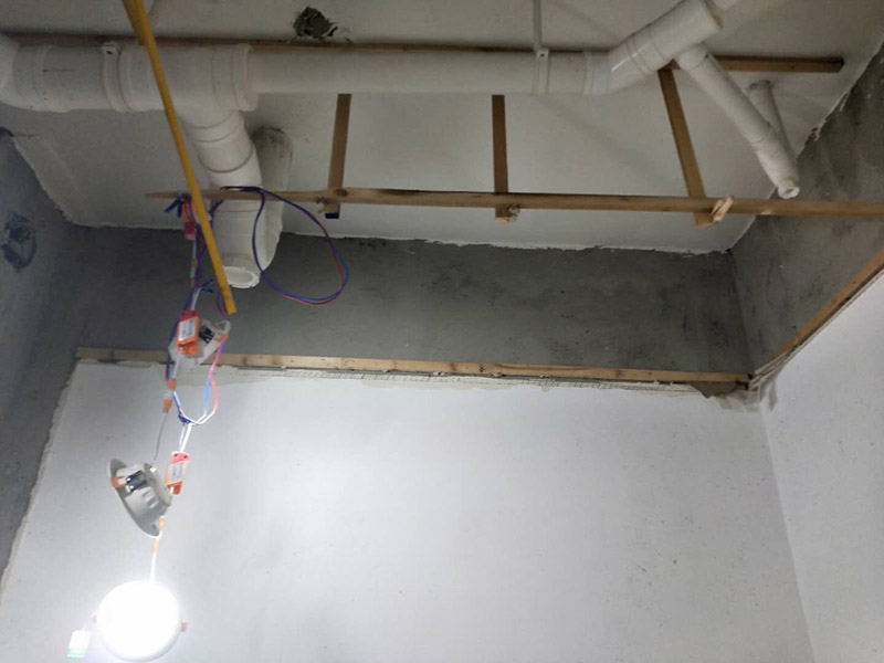 衛(wèi)生間墻體改造：首先進(jìn)行地面清掃，不打掃干凈會翹邊、空鼓的;放水平線然后分塊;地面要濕潤進(jìn)行灑水;采用兩種砂漿，打砂漿的基層，一般要進(jìn)行干鋪;地磚是不是出現(xiàn)了空鼓是很重要的;還要在磚底涂抹上漿;鋪貼的時候要用橡皮錘敲擊，做拉縫、表面清理，對瓷磚進(jìn)行勾縫處理即可。最重要的是保護(hù)好成品，以防造成污染和損傷。