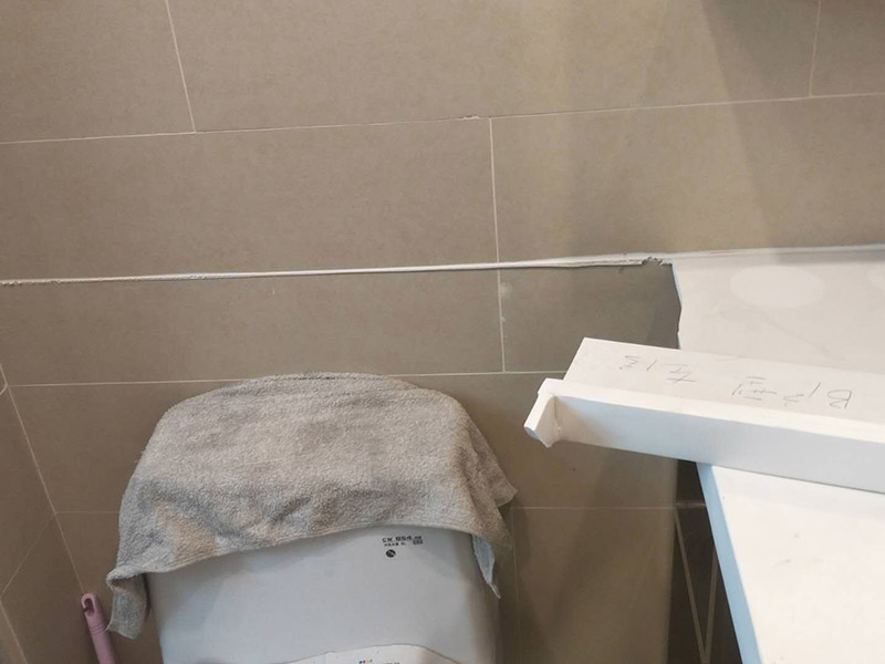 浴室柜臺面維修:臺面發(fā)現(xiàn)斷裂需要及時修復(fù)，不要拖很長時間。裂縫處如果水向下流到柜體板或者墊板上，長時間的浸泡會讓柜體局部腐爛，滋生病菌或蟲子。如果臺面的安裝時沒加固墊條，如果人造石臺面的硬度不夠高，時間長了就會在單純受力部位形成裂痕。因此，修復(fù)前需要做好對臺面受力區(qū)的保護。臺面開裂也可能是由臺面下面的墊條、墊板問題引起，如墊板材質(zhì)較差，水槽滲水或者漏水，墊板遇到這種情況肯定會膨脹，從而導(dǎo)致臺面開裂;此外，還有臺面下面沒有墊整板，或者是墊條墊得高低不平而導(dǎo)致開裂的情況。對于此種情況，需要先加固墊板和柜體，再進行臺面的修復(fù)工作。