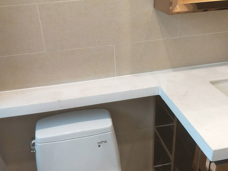 浴室柜臺面維修:臺面發(fā)現(xiàn)斷裂需要及時修復(fù)，不要拖很長時間。裂縫處如果水向下流到柜體板或者墊板上，長時間的浸泡會讓柜體局部腐爛，滋生病菌或蟲子。如果臺面的安裝時沒加固墊條，如果人造石臺面的硬度不夠高，時間長了就會在單純受力部位形成裂痕。因此，修復(fù)前需要做好對臺面受力區(qū)的保護。臺面開裂也可能是由臺面下面的墊條、墊板問題引起，如墊板材質(zhì)較差，水槽滲水或者漏水，墊板遇到這種情況肯定會膨脹，從而導(dǎo)致臺面開裂;此外，還有臺面下面沒有墊整板，或者是墊條墊得高低不平而導(dǎo)致開裂的情況。對于此種情況，需要先加固墊板和柜體，再進行臺面的修復(fù)工作。