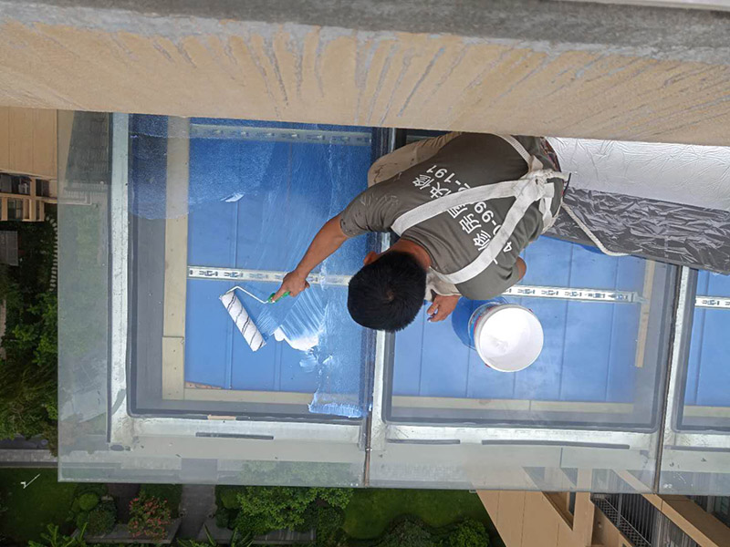 玻璃屋頂保溫防水：一是松散材料，如爐渣、膨脹蛭石、膨脹珍珠巖等，目前已較少使用。二是板狀材料，如膨脹蛭石、膨脹珍珠巖塊，泡沫水泥、加氣砼塊，巖棉板、EPS聚笨板、XPS擠塑板。三是整體現(xiàn)澆（噴）保溫層，如瀝青膨脹蛭石、瀝青膨脹珍珠巖、聚酯硬泡防水保溫一體化系統(tǒng) 等。 目前較多使用的是巖棉板、EPS聚笨板、XPS擠塑板等板狀材料。聚酯硬泡防水保溫等一體化系統(tǒng)發(fā)展迅速。2 保溫層的施工 保溫層施工前基層應(yīng)平整、干燥和干凈，保溫板緊貼（靠）基層、鋪平墊穩(wěn)、分層鋪設(shè)時(shí)上下層接縫錯(cuò)開(kāi)，拼縫嚴(yán)密，板間縫隙應(yīng)采用同類型材料嵌填密實(shí)，粘貼應(yīng)貼嚴(yán)粘牢，找坡正確。屋面聚氨酯防水保溫一體化系統(tǒng) 采用高壓無(wú)氣噴涂機(jī)現(xiàn)場(chǎng)直接發(fā)泡成型工藝，使屋面防水保溫一體化，形成的防水保溫層連續(xù)無(wú)接縫，具有保溫作業(yè)。