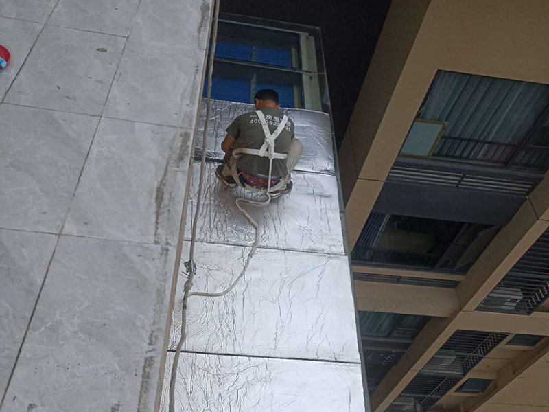 玻璃屋頂保溫防水：一是松散材料，如爐渣、膨脹蛭石、膨脹珍珠巖等，目前已較少使用。二是板狀材料，如膨脹蛭石、膨脹珍珠巖塊，泡沫水泥、加氣砼塊，巖棉板、EPS聚笨板、XPS擠塑板。三是整體現(xiàn)澆（噴）保溫層，如瀝青膨脹蛭石、瀝青膨脹珍珠巖、聚酯硬泡防水保溫一體化系統(tǒng) 等。 目前較多使用的是巖棉板、EPS聚笨板、XPS擠塑板等板狀材料。聚酯硬泡防水保溫等一體化系統(tǒng)發(fā)展迅速。2 保溫層的施工 保溫層施工前基層應(yīng)平整、干燥和干凈，保溫板緊貼（靠）基層、鋪平墊穩(wěn)、分層鋪設(shè)時(shí)上下層接縫錯(cuò)開(kāi)，拼縫嚴(yán)密，板間縫隙應(yīng)采用同類型材料嵌填密實(shí)，粘貼應(yīng)貼嚴(yán)粘牢，找坡正確。屋面聚氨酯防水保溫一體化系統(tǒng) 采用高壓無(wú)氣噴涂機(jī)現(xiàn)場(chǎng)直接發(fā)泡成型工藝，使屋面防水保溫一體化，形成的防水保溫層連續(xù)無(wú)接縫，具有保溫作業(yè)。