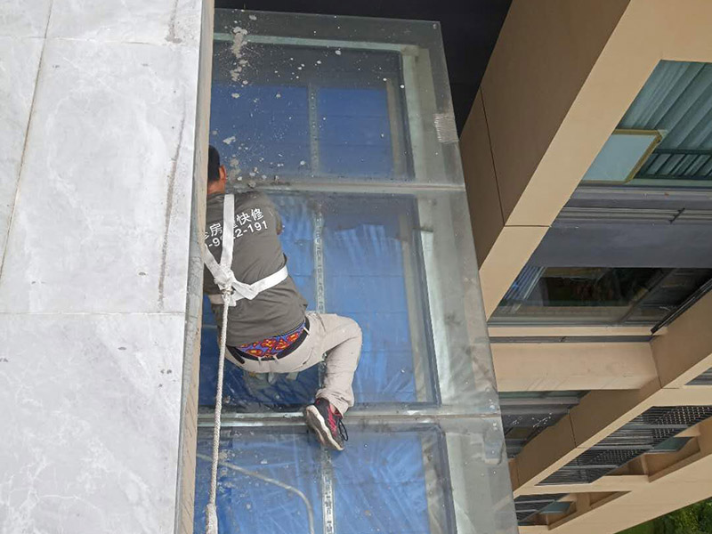 玻璃屋頂保溫防水：一是松散材料，如爐渣、膨脹蛭石、膨脹珍珠巖等，目前已較少使用。二是板狀材料，如膨脹蛭石、膨脹珍珠巖塊，泡沫水泥、加氣砼塊，巖棉板、EPS聚笨板、XPS擠塑板。三是整體現(xiàn)澆（噴）保溫層，如瀝青膨脹蛭石、瀝青膨脹珍珠巖、聚酯硬泡防水保溫一體化系統(tǒng) 等。 目前較多使用的是巖棉板、EPS聚笨板、XPS擠塑板等板狀材料。聚酯硬泡防水保溫等一體化系統(tǒng)發(fā)展迅速。2 保溫層的施工 保溫層施工前基層應(yīng)平整、干燥和干凈，保溫板緊貼（靠）基層、鋪平墊穩(wěn)、分層鋪設(shè)時(shí)上下層接縫錯(cuò)開(kāi)，拼縫嚴(yán)密，板間縫隙應(yīng)采用同類型材料嵌填密實(shí)，粘貼應(yīng)貼嚴(yán)粘牢，找坡正確。屋面聚氨酯防水保溫一體化系統(tǒng) 采用高壓無(wú)氣噴涂機(jī)現(xiàn)場(chǎng)直接發(fā)泡成型工藝，使屋面防水保溫一體化，形成的防水保溫層連續(xù)無(wú)接縫，具有保溫作業(yè)。