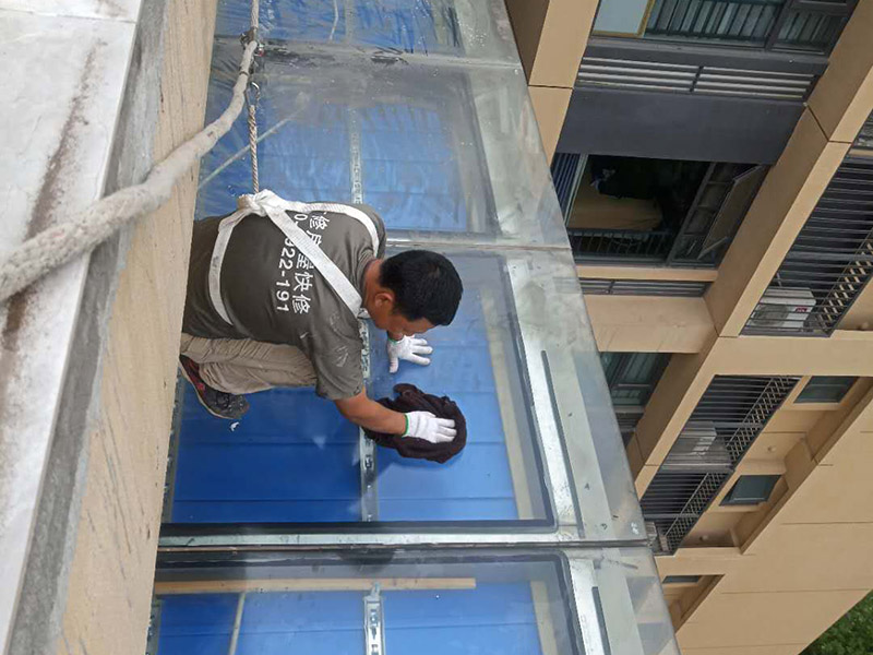 玻璃屋頂保溫防水：一是松散材料，如爐渣、膨脹蛭石、膨脹珍珠巖等，目前已較少使用。二是板狀材料，如膨脹蛭石、膨脹珍珠巖塊，泡沫水泥、加氣砼塊，巖棉板、EPS聚笨板、XPS擠塑板。三是整體現(xiàn)澆（噴）保溫層，如瀝青膨脹蛭石、瀝青膨脹珍珠巖、聚酯硬泡防水保溫一體化系統(tǒng) 等。 目前較多使用的是巖棉板、EPS聚笨板、XPS擠塑板等板狀材料。聚酯硬泡防水保溫等一體化系統(tǒng)發(fā)展迅速。2 保溫層的施工 保溫層施工前基層應(yīng)平整、干燥和干凈，保溫板緊貼（靠）基層、鋪平墊穩(wěn)、分層鋪設(shè)時(shí)上下層接縫錯(cuò)開(kāi)，拼縫嚴(yán)密，板間縫隙應(yīng)采用同類型材料嵌填密實(shí)，粘貼應(yīng)貼嚴(yán)粘牢，找坡正確。屋面聚氨酯防水保溫一體化系統(tǒng) 采用高壓無(wú)氣噴涂機(jī)現(xiàn)場(chǎng)直接發(fā)泡成型工藝，使屋面防水保溫一體化，形成的防水保溫層連續(xù)無(wú)接縫，具有保溫作業(yè)。