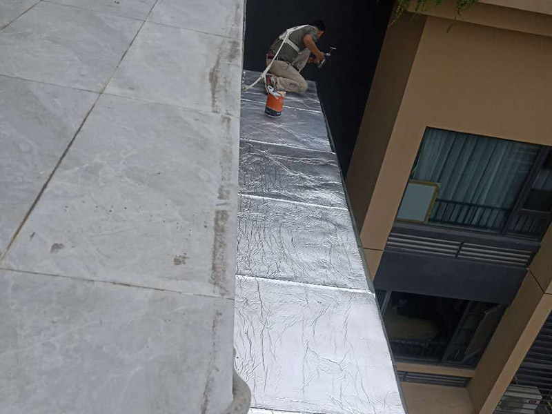 玻璃屋頂保溫防水：一是松散材料，如爐渣、膨脹蛭石、膨脹珍珠巖等，目前已較少使用。二是板狀材料，如膨脹蛭石、膨脹珍珠巖塊，泡沫水泥、加氣砼塊，巖棉板、EPS聚笨板、XPS擠塑板。三是整體現(xiàn)澆（噴）保溫層，如瀝青膨脹蛭石、瀝青膨脹珍珠巖、聚酯硬泡防水保溫一體化系統(tǒng) 等。 目前較多使用的是巖棉板、EPS聚笨板、XPS擠塑板等板狀材料。聚酯硬泡防水保溫等一體化系統(tǒng)發(fā)展迅速。2 保溫層的施工 保溫層施工前基層應(yīng)平整、干燥和干凈，保溫板緊貼（靠）基層、鋪平墊穩(wěn)、分層鋪設(shè)時(shí)上下層接縫錯(cuò)開(kāi)，拼縫嚴(yán)密，板間縫隙應(yīng)采用同類型材料嵌填密實(shí)，粘貼應(yīng)貼嚴(yán)粘牢，找坡正確。屋面聚氨酯防水保溫一體化系統(tǒng) 采用高壓無(wú)氣噴涂機(jī)現(xiàn)場(chǎng)直接發(fā)泡成型工藝，使屋面防水保溫一體化，形成的防水保溫層連續(xù)無(wú)接縫，具有保溫作業(yè)。