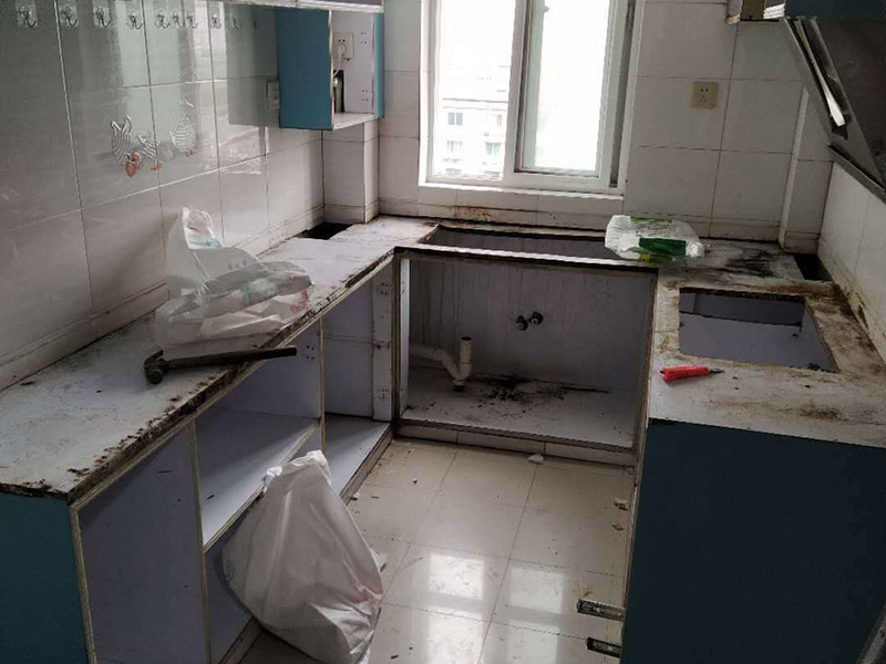 廚房裝修翻新:不同面積所用時間自然是不同的，在這段時間里，顧客還要選好裝修所用主要材料，尤其是瓷磚和櫥柜，因為櫥柜一般都是定制的，需要20-35天才能完成。專業(yè)櫥柜設計師還要根據實際情況對廚房進行設計，如確定水電路的位置，以便開工后及時進行水電改造。水電改造即開槽、布線布管、驗收等，根據工程復雜情況的不同，一般需要5~10天的時間，有時甚至更長。泥瓦工程包括廚房等防水、瓷磚鋪貼等項目。根據瓷磚鋪貼的面積大小，所需的時間也不大相同。 舊廚房它們使用都是那種單路供水，因此在對廚房進行履的時候就要多增加一個熱水管道。如果你家中的衛(wèi)生間空間不大的話，那么可以在把洗衣機擺放在廚房，這個時候就要安裝一個水管，同時還要地面增加一個地面排水管。這邊提醒大家一下，它也是會受結構限制的，比如說像水路方面只能改上水，不能改下水。在施工之前，首先要做到就是規(guī)劃好管道它的長度，同時還要考慮到它貼到墻面磚后的后尺寸,特別是出墻后那個直接水龍頭的管道更加要注意。除此以外，管道的走向一定要注意避開入墻的電線管,這樣才能避免日后水管破裂帶來一些漏水影響。