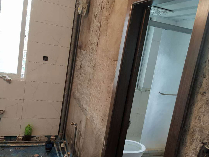 廚房裝修翻新:不同面積所用時間自然是不同的，在這段時間里，顧客還要選好裝修所用主要材料，尤其是瓷磚和櫥柜，因為櫥柜一般都是定制的，需要20-35天才能完成。專業(yè)櫥柜設計師還要根據實際情況對廚房進行設計，如確定水電路的位置，以便開工后及時進行水電改造。水電改造即開槽、布線布管、驗收等，根據工程復雜情況的不同，一般需要5~10天的時間，有時甚至更長。泥瓦工程包括廚房等防水、瓷磚鋪貼等項目。根據瓷磚鋪貼的面積大小，所需的時間也不大相同。 舊廚房它們使用都是那種單路供水，因此在對廚房進行履的時候就要多增加一個熱水管道。如果你家中的衛(wèi)生間空間不大的話，那么可以在把洗衣機擺放在廚房，這個時候就要安裝一個水管，同時還要地面增加一個地面排水管。這邊提醒大家一下，它也是會受結構限制的，比如說像水路方面只能改上水，不能改下水。在施工之前，首先要做到就是規(guī)劃好管道它的長度，同時還要考慮到它貼到墻面磚后的后尺寸,特別是出墻后那個直接水龍頭的管道更加要注意。除此以外，管道的走向一定要注意避開入墻的電線管,這樣才能避免日后水管破裂帶來一些漏水影響。