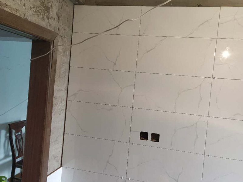 廚房裝修翻新:不同面積所用時間自然是不同的，在這段時間里，顧客還要選好裝修所用主要材料，尤其是瓷磚和櫥柜，因為櫥柜一般都是定制的，需要20-35天才能完成。專業(yè)櫥柜設計師還要根據實際情況對廚房進行設計，如確定水電路的位置，以便開工后及時進行水電改造。水電改造即開槽、布線布管、驗收等，根據工程復雜情況的不同，一般需要5~10天的時間，有時甚至更長。泥瓦工程包括廚房等防水、瓷磚鋪貼等項目。根據瓷磚鋪貼的面積大小，所需的時間也不大相同。 舊廚房它們使用都是那種單路供水，因此在對廚房進行履的時候就要多增加一個熱水管道。如果你家中的衛(wèi)生間空間不大的話，那么可以在把洗衣機擺放在廚房，這個時候就要安裝一個水管，同時還要地面增加一個地面排水管。這邊提醒大家一下，它也是會受結構限制的，比如說像水路方面只能改上水，不能改下水。在施工之前，首先要做到就是規(guī)劃好管道它的長度，同時還要考慮到它貼到墻面磚后的后尺寸,特別是出墻后那個直接水龍頭的管道更加要注意。除此以外，管道的走向一定要注意避開入墻的電線管,這樣才能避免日后水管破裂帶來一些漏水影響。