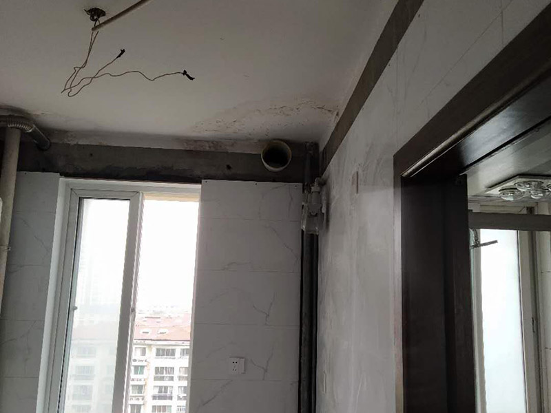 廚房裝修翻新:不同面積所用時間自然是不同的，在這段時間里，顧客還要選好裝修所用主要材料，尤其是瓷磚和櫥柜，因為櫥柜一般都是定制的，需要20-35天才能完成。專業(yè)櫥柜設計師還要根據實際情況對廚房進行設計，如確定水電路的位置，以便開工后及時進行水電改造。水電改造即開槽、布線布管、驗收等，根據工程復雜情況的不同，一般需要5~10天的時間，有時甚至更長。泥瓦工程包括廚房等防水、瓷磚鋪貼等項目。根據瓷磚鋪貼的面積大小，所需的時間也不大相同。 舊廚房它們使用都是那種單路供水，因此在對廚房進行履的時候就要多增加一個熱水管道。如果你家中的衛(wèi)生間空間不大的話，那么可以在把洗衣機擺放在廚房，這個時候就要安裝一個水管，同時還要地面增加一個地面排水管。這邊提醒大家一下，它也是會受結構限制的，比如說像水路方面只能改上水，不能改下水。在施工之前，首先要做到就是規(guī)劃好管道它的長度，同時還要考慮到它貼到墻面磚后的后尺寸,特別是出墻后那個直接水龍頭的管道更加要注意。除此以外，管道的走向一定要注意避開入墻的電線管,這樣才能避免日后水管破裂帶來一些漏水影響。