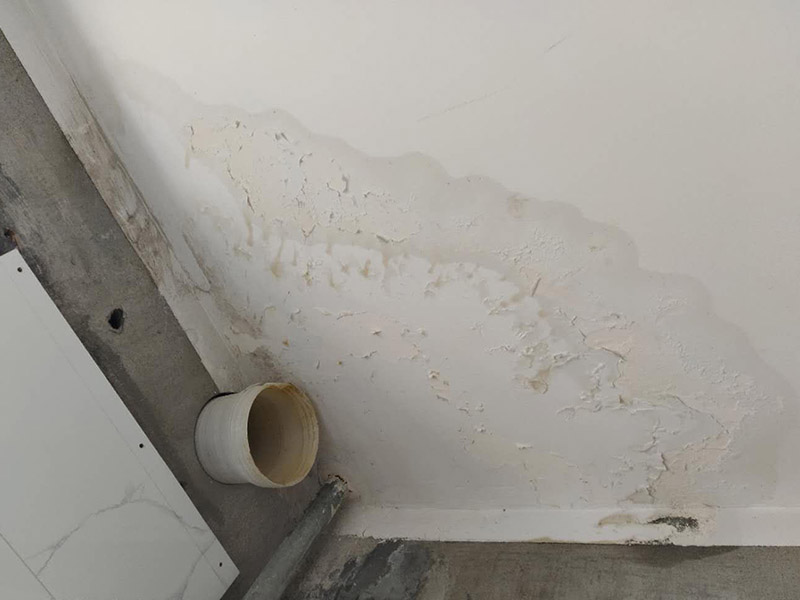 廚房裝修翻新:不同面積所用時間自然是不同的，在這段時間里，顧客還要選好裝修所用主要材料，尤其是瓷磚和櫥柜，因為櫥柜一般都是定制的，需要20-35天才能完成。專業(yè)櫥柜設計師還要根據實際情況對廚房進行設計，如確定水電路的位置，以便開工后及時進行水電改造。水電改造即開槽、布線布管、驗收等，根據工程復雜情況的不同，一般需要5~10天的時間，有時甚至更長。泥瓦工程包括廚房等防水、瓷磚鋪貼等項目。根據瓷磚鋪貼的面積大小，所需的時間也不大相同。 舊廚房它們使用都是那種單路供水，因此在對廚房進行履的時候就要多增加一個熱水管道。如果你家中的衛(wèi)生間空間不大的話，那么可以在把洗衣機擺放在廚房，這個時候就要安裝一個水管，同時還要地面增加一個地面排水管。這邊提醒大家一下，它也是會受結構限制的，比如說像水路方面只能改上水，不能改下水。在施工之前，首先要做到就是規(guī)劃好管道它的長度，同時還要考慮到它貼到墻面磚后的后尺寸,特別是出墻后那個直接水龍頭的管道更加要注意。除此以外，管道的走向一定要注意避開入墻的電線管,這樣才能避免日后水管破裂帶來一些漏水影響。