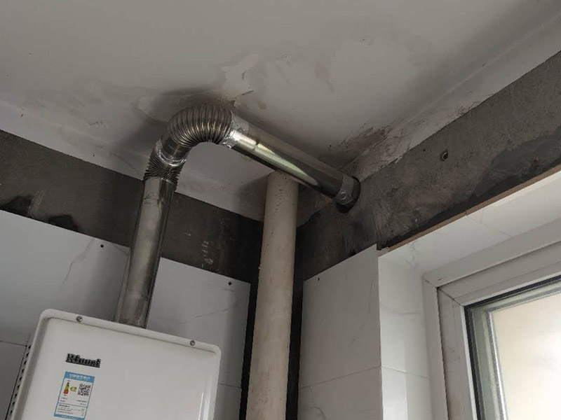 廚房裝修翻新:不同面積所用時間自然是不同的，在這段時間里，顧客還要選好裝修所用主要材料，尤其是瓷磚和櫥柜，因為櫥柜一般都是定制的，需要20-35天才能完成。專業(yè)櫥柜設計師還要根據實際情況對廚房進行設計，如確定水電路的位置，以便開工后及時進行水電改造。水電改造即開槽、布線布管、驗收等，根據工程復雜情況的不同，一般需要5~10天的時間，有時甚至更長。泥瓦工程包括廚房等防水、瓷磚鋪貼等項目。根據瓷磚鋪貼的面積大小，所需的時間也不大相同。 舊廚房它們使用都是那種單路供水，因此在對廚房進行履的時候就要多增加一個熱水管道。如果你家中的衛(wèi)生間空間不大的話，那么可以在把洗衣機擺放在廚房，這個時候就要安裝一個水管，同時還要地面增加一個地面排水管。這邊提醒大家一下，它也是會受結構限制的，比如說像水路方面只能改上水，不能改下水。在施工之前，首先要做到就是規(guī)劃好管道它的長度，同時還要考慮到它貼到墻面磚后的后尺寸,特別是出墻后那個直接水龍頭的管道更加要注意。除此以外，管道的走向一定要注意避開入墻的電線管,這樣才能避免日后水管破裂帶來一些漏水影響。