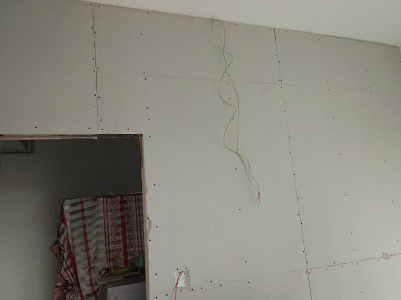 客廳隔斷安裝：1.墻位放線:應(yīng)按設(shè)計要求,沿地,墻角,頂彈出隔墻的中心線和寬度線,寬度應(yīng)與隔墻厚度一致,彈線清晰,位置應(yīng)準確.2.組裝順序:當有門洞口時,應(yīng)從門洞口處向兩側(cè)依次進行;當無洞口時,應(yīng)從一端向另一端安裝.3.配板:板材隔墻飾面板安裝前應(yīng)按品種,規(guī)格,顏色等進行分類選配.4.安裝墻隔板 ;板材隔墻安裝拼接應(yīng)符合設(shè)計和產(chǎn)品構(gòu)造要求.安裝方法主要有剛性連接和柔性連接.板材隔墻所用金屬附件應(yīng)進行防腐處理.板材拼接用的芯材應(yīng)符合防火要求.