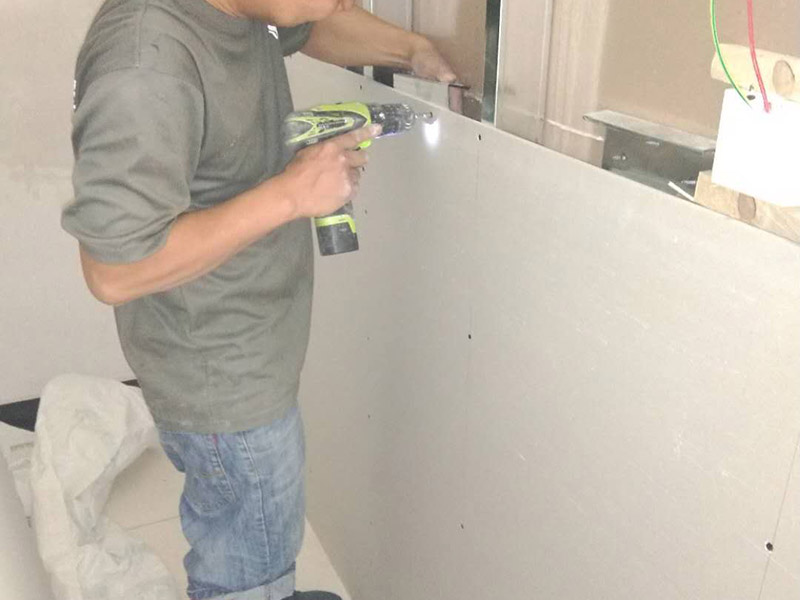 客廳隔斷安裝：1.墻位放線:應(yīng)按設(shè)計要求,沿地,墻角,頂彈出隔墻的中心線和寬度線,寬度應(yīng)與隔墻厚度一致,彈線清晰,位置應(yīng)準確.2.組裝順序:當有門洞口時,應(yīng)從門洞口處向兩側(cè)依次進行;當無洞口時,應(yīng)從一端向另一端安裝.3.配板:板材隔墻飾面板安裝前應(yīng)按品種,規(guī)格,顏色等進行分類選配.4.安裝墻隔板 ;板材隔墻安裝拼接應(yīng)符合設(shè)計和產(chǎn)品構(gòu)造要求.安裝方法主要有剛性連接和柔性連接.板材隔墻所用金屬附件應(yīng)進行防腐處理.板材拼接用的芯材應(yīng)符合防火要求.