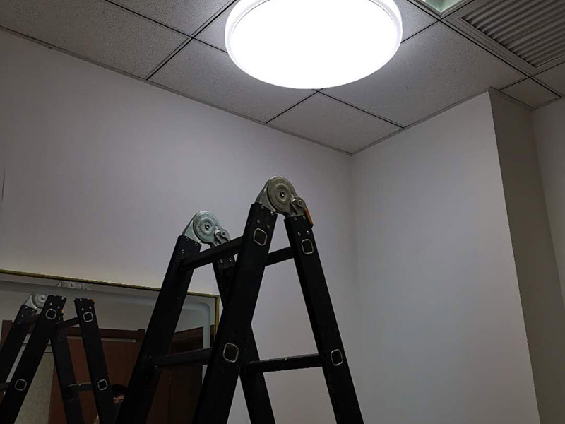 集成頂燈維修安裝:安裝內(nèi)部集成吊頂燈一定要選擇好的位置，有bai良好du通風(fēng)，以及照明環(huán)境，而且對于墻面本身的狀況要查清楚好，防止安裝過程中出現(xiàn)墻壁脫皮現(xiàn)象。頂棚是安裝前必須檢查項目，這些都最好就可以建設(shè)安裝時候，使用的操作平臺了。 安裝的工序分為彈線，使用專業(yè)的工具，在墻壁上找到平衡點的距離，并且使用專業(yè)工具做出記號，方便之后的工序操作，接著就是安裝主要的吊桿了，就是根據(jù)原先設(shè)定好的位置去定位，都安裝好就可以進行邊條定位了，以及金屬板的安裝固定，找到準(zhǔn)確方向，并且要順著一邊的位置去安裝，在金屬板的固定中，一定要卡緊龍骨后再推一下，固定穩(wěn)。還有一點不可以忽略的是清潔工作，將表面的污垢手印都清潔干凈，然后檢查一些每一個固定部位是不是都有做好穩(wěn)定，記錄每一個零件使用壽命，方便如后維護檢查。