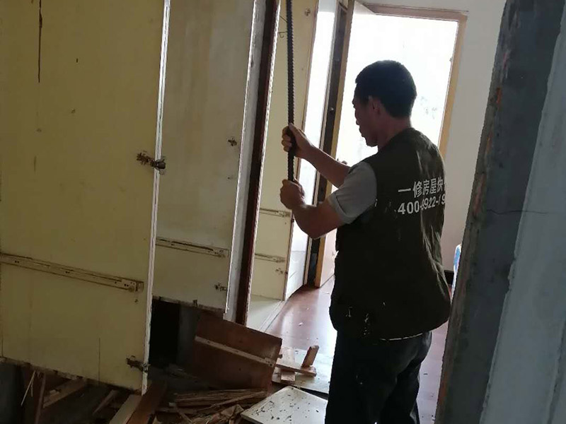 家具門框拆除：尋找門套上螺釘?shù)墓潭ú粍?dòng)部位;次之應(yīng)用螺絲起子，將每一個(gè)螺釘都逐一的扭開;再度把門門框跟門線拆除;最終就可以把門套卸下來(lái)了，為防止毀壞墻面，可以用鋸子把門套板鋸成一小塊，再用錘頭漸漸地取出來(lái)就可以。如果是全套的，那拆起來(lái)非常容易還可以再用(用發(fā)泡膠添充的)，如果是內(nèi)搭的后再用膠沾的，那門套就沒有什么用了。無(wú)論怎么拆，門套線的用途并不大。 第一，先取下門的螺絲釘；先找到螺絲釘?shù)墓潭ㄎ恢萌缓笥寐萁z刀將螺絲釘逐一取下。 第二，拆除門上的折鐵；拆除門上的折鐵使門扇與門框脫離能夠進(jìn)行自由移動(dòng)。 第三，不使用猛錘亂砸的拆除方法；在進(jìn)行拆除門框的時(shí)候使用專業(yè)的工具耐心進(jìn)行拆除不使用猛錘亂砸的方法。 第四，移除周邊雜物；在拆除門墻的時(shí)候?qū)⒅苓叺碾s物移除盡可能避免外在因素的干擾而造成墻體損失。 第五，注意人員安全；在拆除門墻的時(shí)候注意工作人員的安全避免造成不必要道德?lián)p傷給自己帶來(lái)?yè)p失。