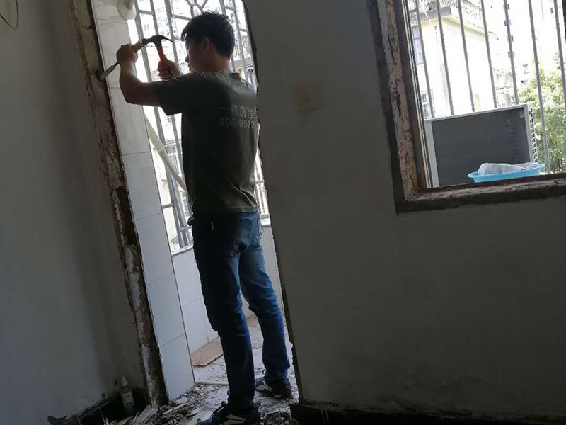 家具門框拆除：尋找門套上螺釘?shù)墓潭ú粍?dòng)部位;次之應(yīng)用螺絲起子，將每一個(gè)螺釘都逐一的扭開;再度把門門框跟門線拆除;最終就可以把門套卸下來(lái)了，為防止毀壞墻面，可以用鋸子把門套板鋸成一小塊，再用錘頭漸漸地取出來(lái)就可以。如果是全套的，那拆起來(lái)非常容易還可以再用(用發(fā)泡膠添充的)，如果是內(nèi)搭的后再用膠沾的，那門套就沒有什么用了。無(wú)論怎么拆，門套線的用途并不大。 第一，先取下門的螺絲釘；先找到螺絲釘?shù)墓潭ㄎ恢萌缓笥寐萁z刀將螺絲釘逐一取下。 第二，拆除門上的折鐵；拆除門上的折鐵使門扇與門框脫離能夠進(jìn)行自由移動(dòng)。 第三，不使用猛錘亂砸的拆除方法；在進(jìn)行拆除門框的時(shí)候使用專業(yè)的工具耐心進(jìn)行拆除不使用猛錘亂砸的方法。 第四，移除周邊雜物；在拆除門墻的時(shí)候?qū)⒅苓叺碾s物移除盡可能避免外在因素的干擾而造成墻體損失。 第五，注意人員安全；在拆除門墻的時(shí)候注意工作人員的安全避免造成不必要道德?lián)p傷給自己帶來(lái)?yè)p失。