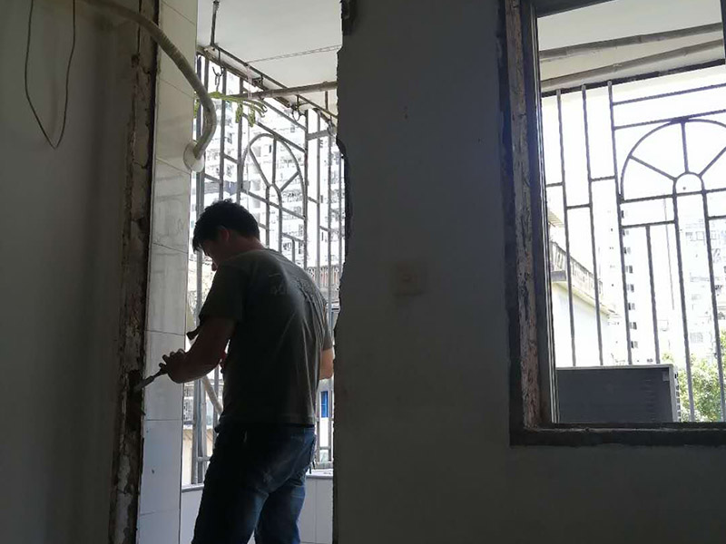 家具門框拆除：尋找門套上螺釘?shù)墓潭ú粍?dòng)部位;次之應(yīng)用螺絲起子，將每一個(gè)螺釘都逐一的扭開;再度把門門框跟門線拆除;最終就可以把門套卸下來(lái)了，為防止毀壞墻面，可以用鋸子把門套板鋸成一小塊，再用錘頭漸漸地取出來(lái)就可以。如果是全套的，那拆起來(lái)非常容易還可以再用(用發(fā)泡膠添充的)，如果是內(nèi)搭的后再用膠沾的，那門套就沒有什么用了。無(wú)論怎么拆，門套線的用途并不大。 第一，先取下門的螺絲釘；先找到螺絲釘?shù)墓潭ㄎ恢萌缓笥寐萁z刀將螺絲釘逐一取下。 第二，拆除門上的折鐵；拆除門上的折鐵使門扇與門框脫離能夠進(jìn)行自由移動(dòng)。 第三，不使用猛錘亂砸的拆除方法；在進(jìn)行拆除門框的時(shí)候使用專業(yè)的工具耐心進(jìn)行拆除不使用猛錘亂砸的方法。 第四，移除周邊雜物；在拆除門墻的時(shí)候?qū)⒅苓叺碾s物移除盡可能避免外在因素的干擾而造成墻體損失。 第五，注意人員安全；在拆除門墻的時(shí)候注意工作人員的安全避免造成不必要道德?lián)p傷給自己帶來(lái)?yè)p失。