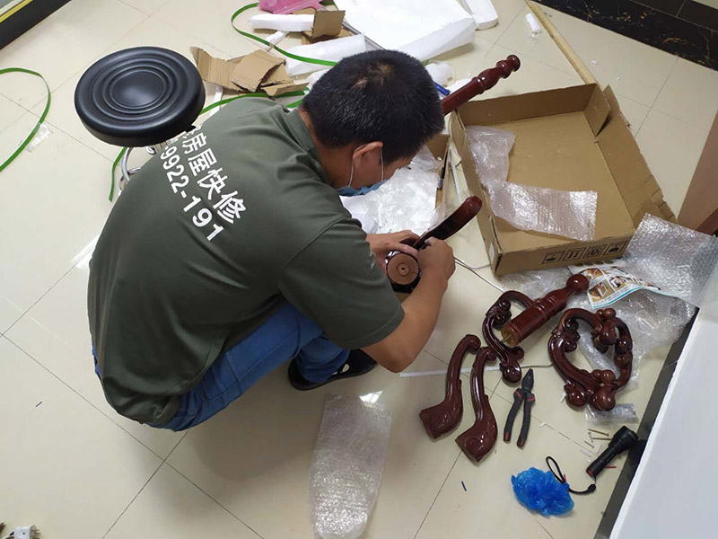 家具安裝維修：安裝時(shí)要注意家中的其它位置的保護(hù)，因?yàn)榧揖咭话阍诩已b過程中是最后進(jìn)場(不裝修的話更要保護(hù)家里的物品)，重點(diǎn)保護(hù)的對象是：地板(尤其是實(shí)木地板)、門套、門、樓梯、墻紙、壁燈等。 如果是請師傅安裝，要親自跟進(jìn)安裝過程，看是否有安裝過程中的損壞，其實(shí)這一點(diǎn)倒不會有太多的問題，因?yàn)榘惭b工都是經(jīng)驗(yàn)豐富的，如果他弄壞了您的家具，公司也會有一定的處罰。如果是自己安裝，一定要注意做好自身安全防護(hù)，地面也要有柔軟的材料防護(hù)，以免造成劃傷，刮花。