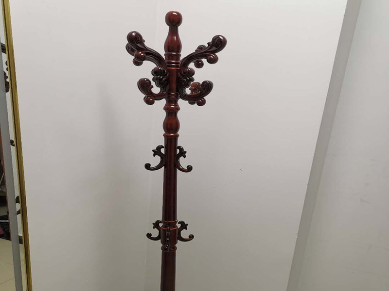 家具安裝維修：安裝時(shí)要注意家中的其它位置的保護(hù)，因?yàn)榧揖咭话阍诩已b過程中是最后進(jìn)場(不裝修的話更要保護(hù)家里的物品)，重點(diǎn)保護(hù)的對象是：地板(尤其是實(shí)木地板)、門套、門、樓梯、墻紙、壁燈等。 如果是請師傅安裝，要親自跟進(jìn)安裝過程，看是否有安裝過程中的損壞，其實(shí)這一點(diǎn)倒不會有太多的問題，因?yàn)榘惭b工都是經(jīng)驗(yàn)豐富的，如果他弄壞了您的家具，公司也會有一定的處罰。如果是自己安裝，一定要注意做好自身安全防護(hù)，地面也要有柔軟的材料防護(hù)，以免造成劃傷，刮花。