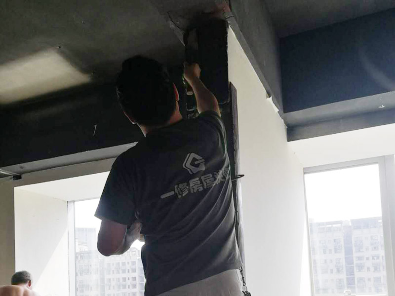 老房子地面找平：基層處理&rarr;找標(biāo)高、彈線&rarr;灑水濕潤&rarr;抹灰餅和標(biāo)筋&rarr;攪拌砂漿&rarr;刷水泥漿結(jié)合層&rarr;鋪水泥砂漿面層&rarr;木抹子搓平&rarr;鐵抹子壓第一遍&rarr;第二遍壓光&rarr;第三遍壓光&rarr;養(yǎng)護 將基層上的灰塵掃掉，用鋼絲刷和鏨子刷凈、剔掉灰漿皮和灰渣層，用10%的火堿水溶液刷掉基層上的油污，并用清水及時將堿液沖凈。 根據(jù)墻上的+1000mm水平線，往下量測出面層標(biāo)高，并彈在墻上。 根據(jù)房間內(nèi)四周墻上彈的面層標(biāo)高水平線，確定面層抹灰厚度（不應(yīng)小于20mm）,然后拉水平線開始抹灰餅（5cm*5cm），橫豎間距為1.5&mdash;2.0米，灰餅上平面即為地面面層標(biāo)高。如果房間比較大，還須抹標(biāo)筋。鋪抹灰餅和標(biāo)筋的砂漿材料配合比均與抹地面的砂漿相同。 攪拌砂漿，用攪拌機進行攪拌，顏色必須一致。鋪設(shè)水泥砂漿前，涂刷水泥漿一層（隨刷隨鋪面層砂漿）。 在涂刷完水泥砂漿后，鋪水泥砂漿，并在灰餅之間將砂漿鋪均勻。 木抹子刮平后，迅速用鐵抹子壓第一遍，直到出漿為止。面層砂漿初凝后，用鐵抹子壓第二遍，表面壓平壓光。在水泥砂漿終凝前進行第三遍壓光，必須在終凝前完成。 并隨時用2米靠尺檢查其平整度。 完工后24小時（地面壓光），鋪鋸末或其他材料覆蓋灑水養(yǎng)護，保持濕潤，養(yǎng)護時間不少于7天，抗壓強度達5Mpa時才能上人。