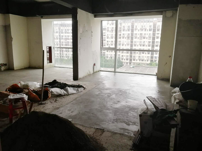 老房子地面找平：基層處理&rarr;找標(biāo)高、彈線&rarr;灑水濕潤&rarr;抹灰餅和標(biāo)筋&rarr;攪拌砂漿&rarr;刷水泥漿結(jié)合層&rarr;鋪水泥砂漿面層&rarr;木抹子搓平&rarr;鐵抹子壓第一遍&rarr;第二遍壓光&rarr;第三遍壓光&rarr;養(yǎng)護 將基層上的灰塵掃掉，用鋼絲刷和鏨子刷凈、剔掉灰漿皮和灰渣層，用10%的火堿水溶液刷掉基層上的油污，并用清水及時將堿液沖凈。 根據(jù)墻上的+1000mm水平線，往下量測出面層標(biāo)高，并彈在墻上。 根據(jù)房間內(nèi)四周墻上彈的面層標(biāo)高水平線，確定面層抹灰厚度（不應(yīng)小于20mm）,然后拉水平線開始抹灰餅（5cm*5cm），橫豎間距為1.5&mdash;2.0米，灰餅上平面即為地面面層標(biāo)高。如果房間比較大，還須抹標(biāo)筋。鋪抹灰餅和標(biāo)筋的砂漿材料配合比均與抹地面的砂漿相同。 攪拌砂漿，用攪拌機進行攪拌，顏色必須一致。鋪設(shè)水泥砂漿前，涂刷水泥漿一層（隨刷隨鋪面層砂漿）。 在涂刷完水泥砂漿后，鋪水泥砂漿，并在灰餅之間將砂漿鋪均勻。 木抹子刮平后，迅速用鐵抹子壓第一遍，直到出漿為止。面層砂漿初凝后，用鐵抹子壓第二遍，表面壓平壓光。在水泥砂漿終凝前進行第三遍壓光，必須在終凝前完成。 并隨時用2米靠尺檢查其平整度。 完工后24小時（地面壓光），鋪鋸末或其他材料覆蓋灑水養(yǎng)護，保持濕潤，養(yǎng)護時間不少于7天，抗壓強度達5Mpa時才能上人。