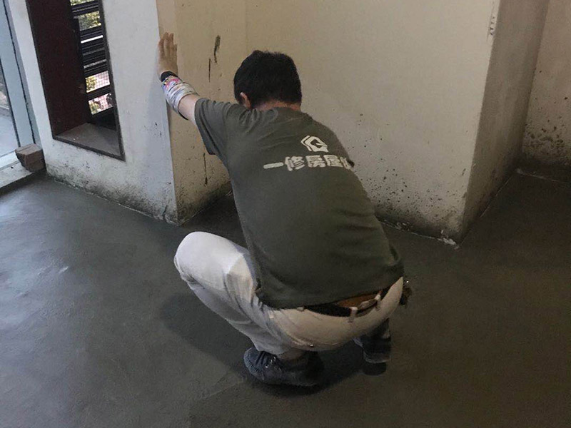 老房子地面找平：基層處理&rarr;找標(biāo)高、彈線&rarr;灑水濕潤&rarr;抹灰餅和標(biāo)筋&rarr;攪拌砂漿&rarr;刷水泥漿結(jié)合層&rarr;鋪水泥砂漿面層&rarr;木抹子搓平&rarr;鐵抹子壓第一遍&rarr;第二遍壓光&rarr;第三遍壓光&rarr;養(yǎng)護 將基層上的灰塵掃掉，用鋼絲刷和鏨子刷凈、剔掉灰漿皮和灰渣層，用10%的火堿水溶液刷掉基層上的油污，并用清水及時將堿液沖凈。 根據(jù)墻上的+1000mm水平線，往下量測出面層標(biāo)高，并彈在墻上。 根據(jù)房間內(nèi)四周墻上彈的面層標(biāo)高水平線，確定面層抹灰厚度（不應(yīng)小于20mm）,然后拉水平線開始抹灰餅（5cm*5cm），橫豎間距為1.5&mdash;2.0米，灰餅上平面即為地面面層標(biāo)高。如果房間比較大，還須抹標(biāo)筋。鋪抹灰餅和標(biāo)筋的砂漿材料配合比均與抹地面的砂漿相同。 攪拌砂漿，用攪拌機進行攪拌，顏色必須一致。鋪設(shè)水泥砂漿前，涂刷水泥漿一層（隨刷隨鋪面層砂漿）。 在涂刷完水泥砂漿后，鋪水泥砂漿，并在灰餅之間將砂漿鋪均勻。 木抹子刮平后，迅速用鐵抹子壓第一遍，直到出漿為止。面層砂漿初凝后，用鐵抹子壓第二遍，表面壓平壓光。在水泥砂漿終凝前進行第三遍壓光，必須在終凝前完成。 并隨時用2米靠尺檢查其平整度。 完工后24小時（地面壓光），鋪鋸末或其他材料覆蓋灑水養(yǎng)護，保持濕潤，養(yǎng)護時間不少于7天，抗壓強度達5Mpa時才能上人。