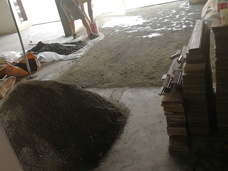 老房子地面找平：基層處理&rarr;找標(biāo)高、彈線&rarr;灑水濕潤&rarr;抹灰餅和標(biāo)筋&rarr;攪拌砂漿&rarr;刷水泥漿結(jié)合層&rarr;鋪水泥砂漿面層&rarr;木抹子搓平&rarr;鐵抹子壓第一遍&rarr;第二遍壓光&rarr;第三遍壓光&rarr;養(yǎng)護 將基層上的灰塵掃掉，用鋼絲刷和鏨子刷凈、剔掉灰漿皮和灰渣層，用10%的火堿水溶液刷掉基層上的油污，并用清水及時將堿液沖凈。 根據(jù)墻上的+1000mm水平線，往下量測出面層標(biāo)高，并彈在墻上。 根據(jù)房間內(nèi)四周墻上彈的面層標(biāo)高水平線，確定面層抹灰厚度（不應(yīng)小于20mm）,然后拉水平線開始抹灰餅（5cm*5cm），橫豎間距為1.5&mdash;2.0米，灰餅上平面即為地面面層標(biāo)高。如果房間比較大，還須抹標(biāo)筋。鋪抹灰餅和標(biāo)筋的砂漿材料配合比均與抹地面的砂漿相同。 攪拌砂漿，用攪拌機進行攪拌，顏色必須一致。鋪設(shè)水泥砂漿前，涂刷水泥漿一層（隨刷隨鋪面層砂漿）。 在涂刷完水泥砂漿后，鋪水泥砂漿，并在灰餅之間將砂漿鋪均勻。 木抹子刮平后，迅速用鐵抹子壓第一遍，直到出漿為止。面層砂漿初凝后，用鐵抹子壓第二遍，表面壓平壓光。在水泥砂漿終凝前進行第三遍壓光，必須在終凝前完成。 并隨時用2米靠尺檢查其平整度。 完工后24小時（地面壓光），鋪鋸末或其他材料覆蓋灑水養(yǎng)護，保持濕潤，養(yǎng)護時間不少于7天，抗壓強度達5Mpa時才能上人。