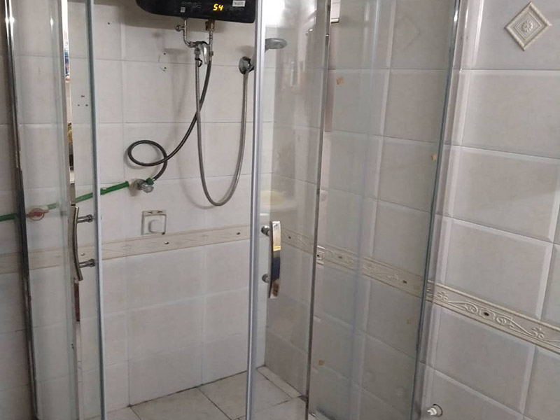 淋浴房定做安裝：1、在安裝前需要進行打孔，因此根據(jù)產(chǎn)品安裝實際尺寸進行測量，看看需要將孔打在什么地方，以及什么高度，通常要求只要方便家人使用就行。等量好尺寸后要進行鉅管套絲、抹鉛油、纏麻線等工序，上好彎頭，把短節(jié)絲頭抹鉛油、纏麻，最后裝在管口上。 2、然后將淋浴器和銅進水口進行對接，但是在對接時一定要用手將螺母擰緊，并將圓盤上的螺絲眼找平，劃出標(biāo)記，然后卸下淋浴器，打直徑40mm、深10mm的孔洞，把鉛皮卷裁入洞內(nèi)頂實，在打龍過程中一定要注意，不能打的太淺或者太松。 3、銅進水口要注意抹鉛油加墊，以防止生銹氧化，要用木螺絲將淋浴器圓盤和墻面固定好，防止以后使用而出現(xiàn)脫落情況。 4、安裝淋浴器上水時要將淋浴器吊直，圓盤緊靠墻面，劃出印記，然后打直徑40mm、深10mm的孔洞，裁入鉛皮卷頂實，螺母地方加墊，用手?jǐn)Q緊，最后圓盤用木螺絲固定在墻上。