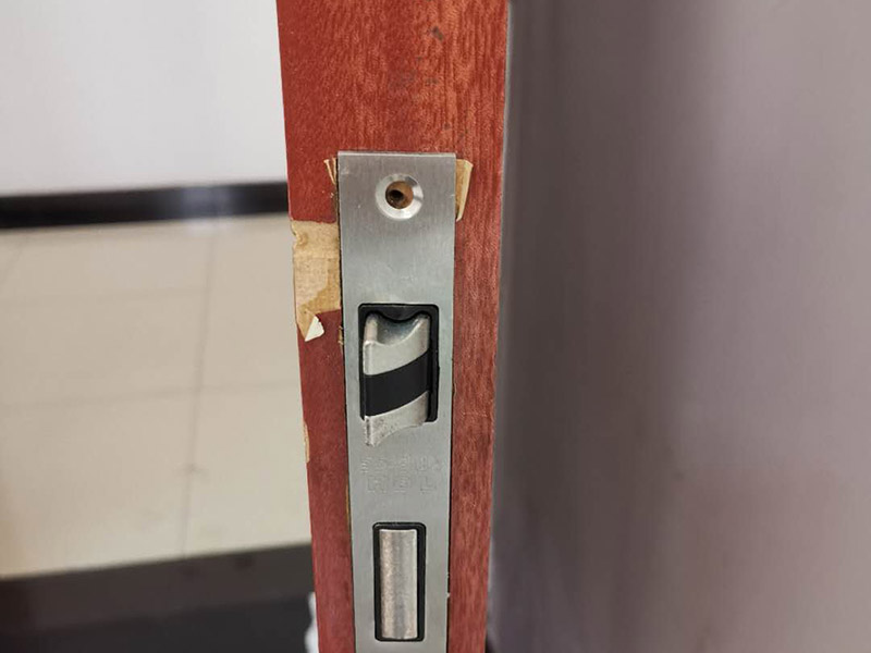 室內(nèi)門鎖更換:首先準(zhǔn)備好門鎖;然后將鎖簧部分插入鎖位;用手錘輕輕敲平;接著將固定鎖簧的美工釘擰緊;插入轉(zhuǎn)動(dòng)連接桿(有卡槽的部分面向自己)套上外把手（注意外把手和內(nèi)把手不要裝反）,將內(nèi)把手與連接桿相連接，記得將螺絲用螺絲刀固定，將鎖芯插入鎖芯孔位，再用螺絲固定。就安裝完成了