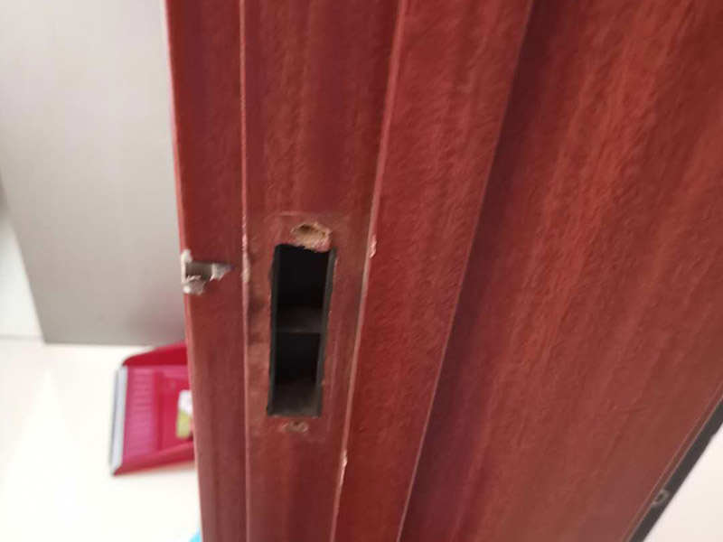 室內(nèi)門鎖更換:首先準(zhǔn)備好門鎖;然后將鎖簧部分插入鎖位;用手錘輕輕敲平;接著將固定鎖簧的美工釘擰緊;插入轉(zhuǎn)動(dòng)連接桿(有卡槽的部分面向自己)套上外把手（注意外把手和內(nèi)把手不要裝反）,將內(nèi)把手與連接桿相連接，記得將螺絲用螺絲刀固定，將鎖芯插入鎖芯孔位，再用螺絲固定。就安裝完成了