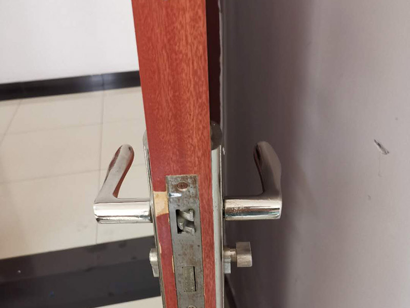 室內(nèi)門鎖更換:首先準(zhǔn)備好門鎖;然后將鎖簧部分插入鎖位;用手錘輕輕敲平;接著將固定鎖簧的美工釘擰緊;插入轉(zhuǎn)動(dòng)連接桿(有卡槽的部分面向自己)套上外把手（注意外把手和內(nèi)把手不要裝反）,將內(nèi)把手與連接桿相連接，記得將螺絲用螺絲刀固定，將鎖芯插入鎖芯孔位，再用螺絲固定。就安裝完成了