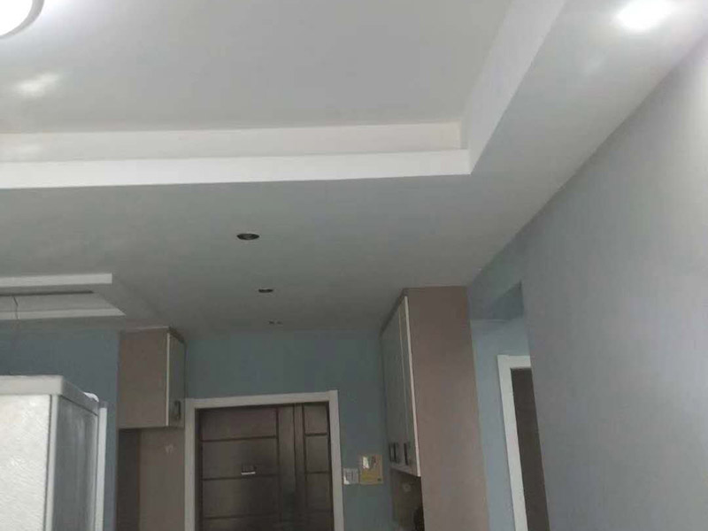 墻面乳膠漆翻新：1、使用吸塵器進(jìn)行除塵工序，利用吸塵器的毛刷充分摩擦被清潔表面，去除灰塵。 2、對于局部污染或是有油漬的地方，需要使用聚氨酯稀釋劑來清洗。 3、局部有霉藻的部位，需要使用防霉溶液清洗，晾干或噴濕后鏟除。 4、對于已經(jīng)剝落或是破損的地方，先將破損部位松動(dòng)的部分打磨掉，清理干凈，再使用柔性膩?zhàn)舆M(jìn)行修補(bǔ)。待表面修補(bǔ)平整后，再涂裝底漆。 5、先將破損、松動(dòng)的部分清理干凈，使用柔性膩?zhàn)舆M(jìn)行修補(bǔ)，表面修補(bǔ)平整后涂裝805膠水。 6、在涂刷膠水的基層上滿刮膩?zhàn)痈唷?7、涂刷底漆，要均勻涂刷一遍，要求無露底、流墜現(xiàn)象。 8、 涂刷面漆， 均勻涂刷兩遍，待靠前遍干燥后涂刷第二遍，要求無露底、流墜。