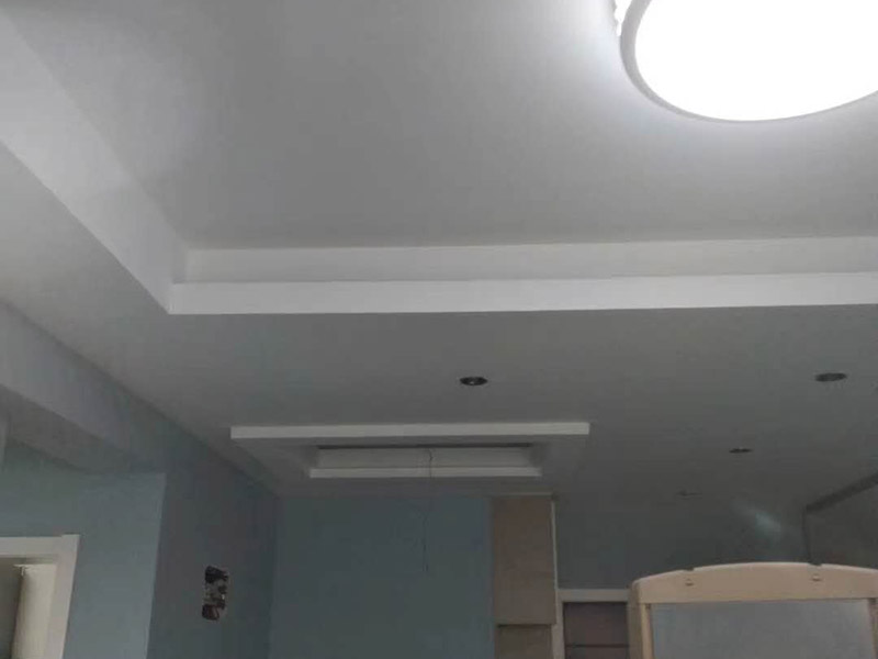 墻面乳膠漆翻新：1、使用吸塵器進(jìn)行除塵工序，利用吸塵器的毛刷充分摩擦被清潔表面，去除灰塵。 2、對于局部污染或是有油漬的地方，需要使用聚氨酯稀釋劑來清洗。 3、局部有霉藻的部位，需要使用防霉溶液清洗，晾干或噴濕后鏟除。 4、對于已經(jīng)剝落或是破損的地方，先將破損部位松動(dòng)的部分打磨掉，清理干凈，再使用柔性膩?zhàn)舆M(jìn)行修補(bǔ)。待表面修補(bǔ)平整后，再涂裝底漆。 5、先將破損、松動(dòng)的部分清理干凈，使用柔性膩?zhàn)舆M(jìn)行修補(bǔ)，表面修補(bǔ)平整后涂裝805膠水。 6、在涂刷膠水的基層上滿刮膩?zhàn)痈唷?7、涂刷底漆，要均勻涂刷一遍，要求無露底、流墜現(xiàn)象。 8、 涂刷面漆， 均勻涂刷兩遍，待靠前遍干燥后涂刷第二遍，要求無露底、流墜。