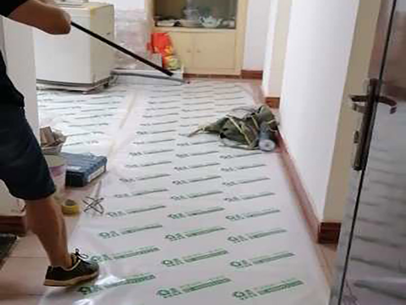 衛(wèi)生間改造裝修：因為是二次裝修，所以在裝修前，首先需要的就是敲掉之前裝修的地瓷磚，才可以使用自己選購好的地瓷磚進行鋪貼，在這里需要提醒的是，在敲碎原有的瓷磚時，一定要多加注意，不要敲到下水道水管了，衛(wèi)生間的下水道通常都是有多個的，一不小心就很容易被敲打到。還要特點注意的是，一定要避免碎掉的瓷磚進入下水道內(nèi)，不然就會擁堵。 在敲掉了原有的地磚后，需要先用水泥砂漿將地面找平，再做防水處理，不然地板的凹凸不平，會影響涂料的厚薄不均，就會產(chǎn)生滲漏的情況。在刷防水涂料時需要反復涂刷2至3遍，做到徹底防水。 面可以采用防滑的地磚，高度要低于15~20mm，地漏要低于15mm，這樣做有利于排水。