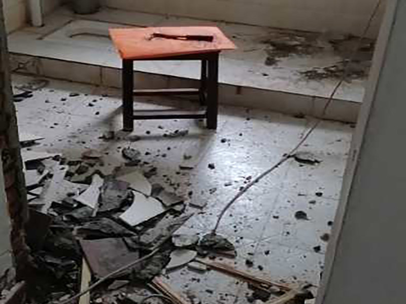 衛(wèi)生間改造裝修：因為是二次裝修，所以在裝修前，首先需要的就是敲掉之前裝修的地瓷磚，才可以使用自己選購好的地瓷磚進行鋪貼，在這里需要提醒的是，在敲碎原有的瓷磚時，一定要多加注意，不要敲到下水道水管了，衛(wèi)生間的下水道通常都是有多個的，一不小心就很容易被敲打到。還要特點注意的是，一定要避免碎掉的瓷磚進入下水道內(nèi)，不然就會擁堵。 在敲掉了原有的地磚后，需要先用水泥砂漿將地面找平，再做防水處理，不然地板的凹凸不平，會影響涂料的厚薄不均，就會產(chǎn)生滲漏的情況。在刷防水涂料時需要反復涂刷2至3遍，做到徹底防水。 面可以采用防滑的地磚，高度要低于15~20mm，地漏要低于15mm，這樣做有利于排水。