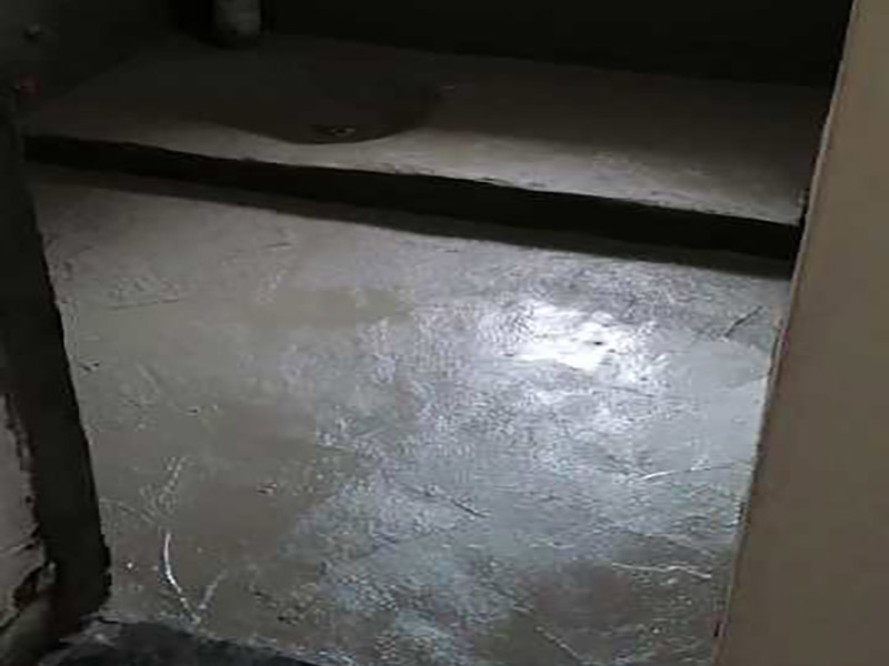 衛(wèi)生間改造裝修：因為是二次裝修，所以在裝修前，首先需要的就是敲掉之前裝修的地瓷磚，才可以使用自己選購好的地瓷磚進行鋪貼，在這里需要提醒的是，在敲碎原有的瓷磚時，一定要多加注意，不要敲到下水道水管了，衛(wèi)生間的下水道通常都是有多個的，一不小心就很容易被敲打到。還要特點注意的是，一定要避免碎掉的瓷磚進入下水道內(nèi)，不然就會擁堵。 在敲掉了原有的地磚后，需要先用水泥砂漿將地面找平，再做防水處理，不然地板的凹凸不平，會影響涂料的厚薄不均，就會產(chǎn)生滲漏的情況。在刷防水涂料時需要反復涂刷2至3遍，做到徹底防水。 面可以采用防滑的地磚，高度要低于15~20mm，地漏要低于15mm，這樣做有利于排水。