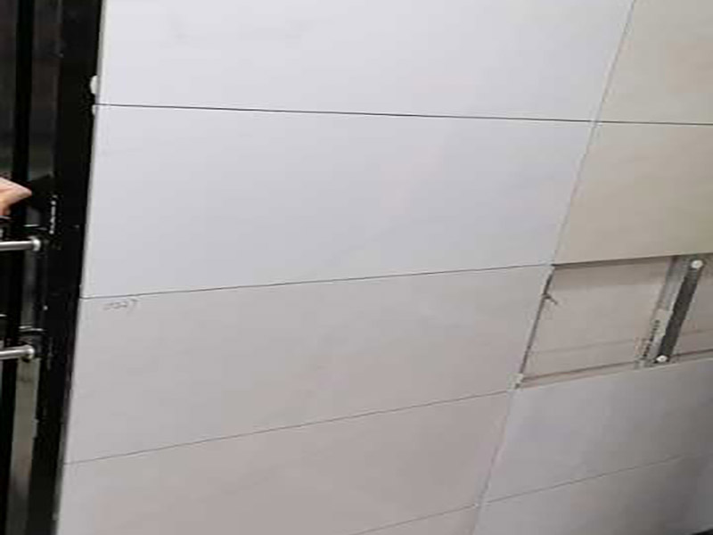 衛(wèi)生間改造裝修：因為是二次裝修，所以在裝修前，首先需要的就是敲掉之前裝修的地瓷磚，才可以使用自己選購好的地瓷磚進行鋪貼，在這里需要提醒的是，在敲碎原有的瓷磚時，一定要多加注意，不要敲到下水道水管了，衛(wèi)生間的下水道通常都是有多個的，一不小心就很容易被敲打到。還要特點注意的是，一定要避免碎掉的瓷磚進入下水道內(nèi)，不然就會擁堵。 在敲掉了原有的地磚后，需要先用水泥砂漿將地面找平，再做防水處理，不然地板的凹凸不平，會影響涂料的厚薄不均，就會產(chǎn)生滲漏的情況。在刷防水涂料時需要反復涂刷2至3遍，做到徹底防水。 面可以采用防滑的地磚，高度要低于15~20mm，地漏要低于15mm，這樣做有利于排水。