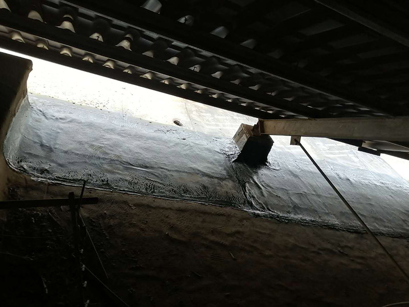 屋頂防水維修:首先我們需要對(duì)屋頂進(jìn)行檢查，查找漏水的原因的由管道，防水層，還是接縫裂縫引起的。找到屋頂漏水的原因了才好對(duì)應(yīng)方法進(jìn)行修補(bǔ)。 如果屋頂以前沒(méi)有做過(guò)防水，是新的水泥樓頂，那最好全面的做一次整體防水。選擇質(zhì)量較好的聚酯防水涂料或者聚酯防水卷材。如果以前做過(guò)防水，且時(shí)間較久，那么可能防水層已經(jīng)基本失去作用了，只能重新再做一遍。 先清理基面、找平層至混凝土結(jié)構(gòu)層（注意事項(xiàng)一定要打到原混凝土結(jié)構(gòu)層）。用吹風(fēng)機(jī)、掃把清理雜物，基面充分濕潤(rùn)。然后填平裂縫、封閉裂縫、并且用砂漿找平。 接下來(lái)就是用聚酯防水涂刷，涂覆要盡量均勻，不能局部沉積，各層之間的時(shí)間間隔以前一層涂膜干固不粘手為準(zhǔn)?；嬉笃秸⒗喂?、干凈、無(wú)明水、無(wú)滲漏、凹凸不平及裂縫處須 先找平，陰陽(yáng)角應(yīng)做成圓弧角，注意不要有空鼓的現(xiàn)象。