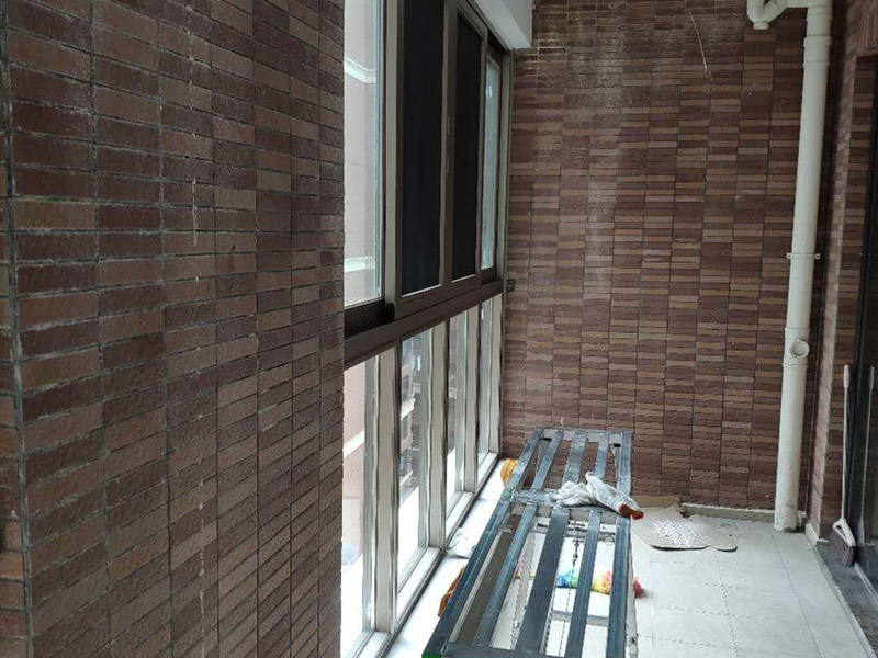 陽(yáng)臺(tái)瓷磚刷漆維修：瓷磚的表面是釉質(zhì)的，比較光滑，在上面刷油漆后，容易起皮脫落，會(huì)適得其反，建議不要在上面刷油漆。 如果一定要用，乳膠漆和丙烯顏料很值得一試，只是據(jù)說(shuō)這兩種材料在瓷磚上粉刷時(shí)比較難以均勻上色，同時(shí)，這兩種材料在長(zhǎng)時(shí)間后，也會(huì)脫落。如果經(jīng)濟(jì)允許，丙烯顏料比乳膠漆的色彩選擇更豐富，呈現(xiàn)的色彩效果也更好。