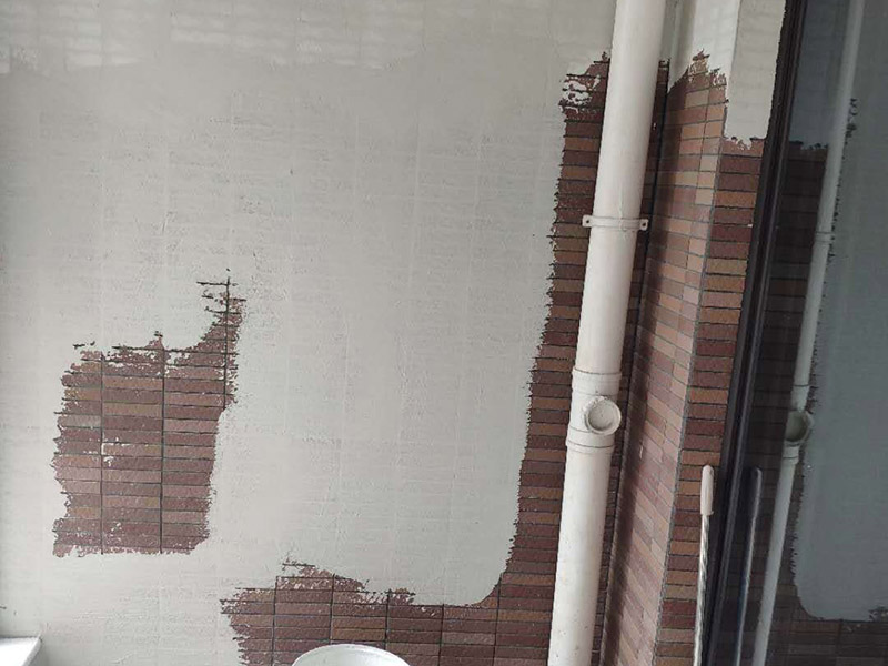 陽(yáng)臺(tái)瓷磚刷漆維修：瓷磚的表面是釉質(zhì)的，比較光滑，在上面刷油漆后，容易起皮脫落，會(huì)適得其反，建議不要在上面刷油漆。 如果一定要用，乳膠漆和丙烯顏料很值得一試，只是據(jù)說(shuō)這兩種材料在瓷磚上粉刷時(shí)比較難以均勻上色，同時(shí)，這兩種材料在長(zhǎng)時(shí)間后，也會(huì)脫落。如果經(jīng)濟(jì)允許，丙烯顏料比乳膠漆的色彩選擇更豐富，呈現(xiàn)的色彩效果也更好。