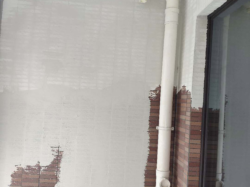 陽(yáng)臺(tái)瓷磚刷漆維修：瓷磚的表面是釉質(zhì)的，比較光滑，在上面刷油漆后，容易起皮脫落，會(huì)適得其反，建議不要在上面刷油漆。 如果一定要用，乳膠漆和丙烯顏料很值得一試，只是據(jù)說(shuō)這兩種材料在瓷磚上粉刷時(shí)比較難以均勻上色，同時(shí)，這兩種材料在長(zhǎng)時(shí)間后，也會(huì)脫落。如果經(jīng)濟(jì)允許，丙烯顏料比乳膠漆的色彩選擇更豐富，呈現(xiàn)的色彩效果也更好。