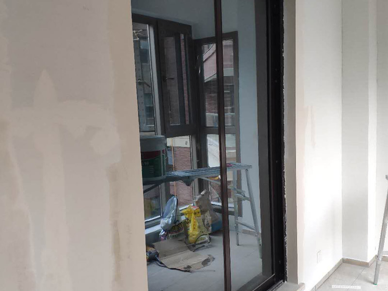 陽(yáng)臺(tái)瓷磚刷漆維修：瓷磚的表面是釉質(zhì)的，比較光滑，在上面刷油漆后，容易起皮脫落，會(huì)適得其反，建議不要在上面刷油漆。 如果一定要用，乳膠漆和丙烯顏料很值得一試，只是據(jù)說(shuō)這兩種材料在瓷磚上粉刷時(shí)比較難以均勻上色，同時(shí)，這兩種材料在長(zhǎng)時(shí)間后，也會(huì)脫落。如果經(jīng)濟(jì)允許，丙烯顏料比乳膠漆的色彩選擇更豐富，呈現(xiàn)的色彩效果也更好。