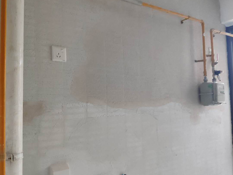 陽(yáng)臺(tái)瓷磚刷漆維修：瓷磚的表面是釉質(zhì)的，比較光滑，在上面刷油漆后，容易起皮脫落，會(huì)適得其反，建議不要在上面刷油漆。 如果一定要用，乳膠漆和丙烯顏料很值得一試，只是據(jù)說(shuō)這兩種材料在瓷磚上粉刷時(shí)比較難以均勻上色，同時(shí)，這兩種材料在長(zhǎng)時(shí)間后，也會(huì)脫落。如果經(jīng)濟(jì)允許，丙烯顏料比乳膠漆的色彩選擇更豐富，呈現(xiàn)的色彩效果也更好。