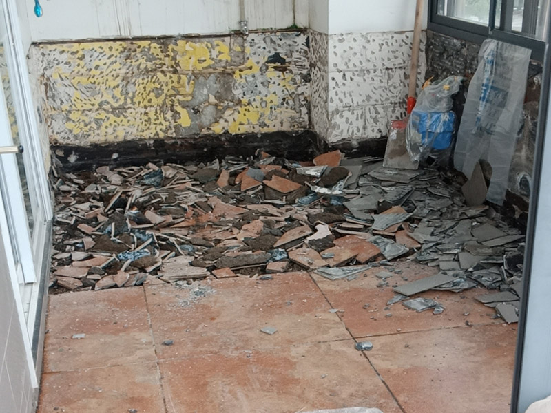 陽臺(tái)改廚房裝修:陽臺(tái)是家居環(huán)境中與外界相連最為密切的一個(gè)區(qū)域了，如果想要將其改造成廚房，那首先就要做好它的防水措施。要是防水不做好，樓下的鄰居就要來投訴了。 陽臺(tái)改廚房的防水措施主要是窗戶和地面的防水，特別是窗戶，所以在安裝窗戶時(shí)一定要選擇質(zhì)量過關(guān)的窗戶材料;還要注意把握好窗戶與窗框的尺寸，在滿足窗戶開關(guān)順暢的情況下，做好窗戶的密封性，這樣才能起到有效的防水作用。 陽臺(tái)改廚房裝修更要注意水、電、氣走線改造，雖然將陽臺(tái)打造成廚房，不僅高效利用了家居生活空間，也使得室內(nèi)的空間變得更為寬敞了;但是在陽臺(tái)廚房的打造中水、電、氣的走線問題是相當(dāng)重要的，要以方便使用為原則。 將陽臺(tái)打造成廚房，確實(shí)是一個(gè)不錯(cuò)的創(chuàng)意設(shè)計(jì)，但是并非每一種陽臺(tái)都可以設(shè)計(jì)成廚房的，主要是因?yàn)殛柵_(tái)的受力結(jié)構(gòu)比較特殊，特別是對(duì)于懸空的陽臺(tái)來說，它所能承載的重量并不是很大，所以懸空的陽臺(tái)是不太適宜于改造成廚房的，只有室內(nèi)陽臺(tái)才能進(jìn)行多功能改造。