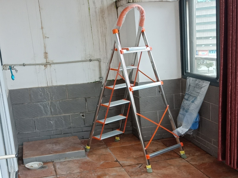 陽臺(tái)改廚房裝修:陽臺(tái)是家居環(huán)境中與外界相連最為密切的一個(gè)區(qū)域了，如果想要將其改造成廚房，那首先就要做好它的防水措施。要是防水不做好，樓下的鄰居就要來投訴了。 陽臺(tái)改廚房的防水措施主要是窗戶和地面的防水，特別是窗戶，所以在安裝窗戶時(shí)一定要選擇質(zhì)量過關(guān)的窗戶材料;還要注意把握好窗戶與窗框的尺寸，在滿足窗戶開關(guān)順暢的情況下，做好窗戶的密封性，這樣才能起到有效的防水作用。 陽臺(tái)改廚房裝修更要注意水、電、氣走線改造，雖然將陽臺(tái)打造成廚房，不僅高效利用了家居生活空間，也使得室內(nèi)的空間變得更為寬敞了;但是在陽臺(tái)廚房的打造中水、電、氣的走線問題是相當(dāng)重要的，要以方便使用為原則。 將陽臺(tái)打造成廚房，確實(shí)是一個(gè)不錯(cuò)的創(chuàng)意設(shè)計(jì)，但是并非每一種陽臺(tái)都可以設(shè)計(jì)成廚房的，主要是因?yàn)殛柵_(tái)的受力結(jié)構(gòu)比較特殊，特別是對(duì)于懸空的陽臺(tái)來說，它所能承載的重量并不是很大，所以懸空的陽臺(tái)是不太適宜于改造成廚房的，只有室內(nèi)陽臺(tái)才能進(jìn)行多功能改造。