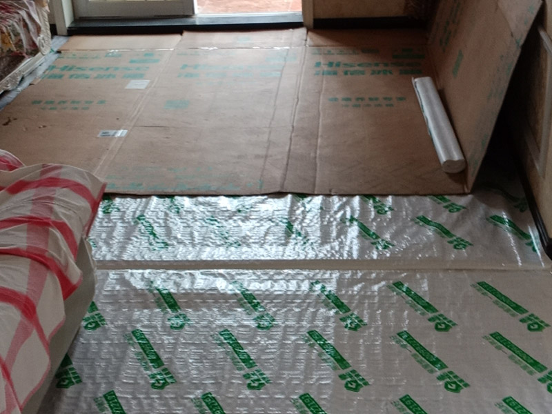 陽臺(tái)改廚房裝修:陽臺(tái)是家居環(huán)境中與外界相連最為密切的一個(gè)區(qū)域了，如果想要將其改造成廚房，那首先就要做好它的防水措施。要是防水不做好，樓下的鄰居就要來投訴了。 陽臺(tái)改廚房的防水措施主要是窗戶和地面的防水，特別是窗戶，所以在安裝窗戶時(shí)一定要選擇質(zhì)量過關(guān)的窗戶材料;還要注意把握好窗戶與窗框的尺寸，在滿足窗戶開關(guān)順暢的情況下，做好窗戶的密封性，這樣才能起到有效的防水作用。 陽臺(tái)改廚房裝修更要注意水、電、氣走線改造，雖然將陽臺(tái)打造成廚房，不僅高效利用了家居生活空間，也使得室內(nèi)的空間變得更為寬敞了;但是在陽臺(tái)廚房的打造中水、電、氣的走線問題是相當(dāng)重要的，要以方便使用為原則。 將陽臺(tái)打造成廚房，確實(shí)是一個(gè)不錯(cuò)的創(chuàng)意設(shè)計(jì)，但是并非每一種陽臺(tái)都可以設(shè)計(jì)成廚房的，主要是因?yàn)殛柵_(tái)的受力結(jié)構(gòu)比較特殊，特別是對(duì)于懸空的陽臺(tái)來說，它所能承載的重量并不是很大，所以懸空的陽臺(tái)是不太適宜于改造成廚房的，只有室內(nèi)陽臺(tái)才能進(jìn)行多功能改造。