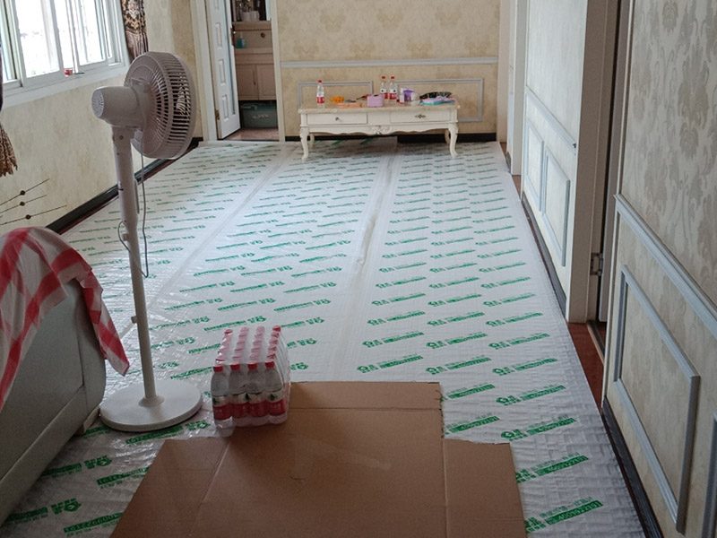 陽臺(tái)改廚房裝修:陽臺(tái)是家居環(huán)境中與外界相連最為密切的一個(gè)區(qū)域了，如果想要將其改造成廚房，那首先就要做好它的防水措施。要是防水不做好，樓下的鄰居就要來投訴了。 陽臺(tái)改廚房的防水措施主要是窗戶和地面的防水，特別是窗戶，所以在安裝窗戶時(shí)一定要選擇質(zhì)量過關(guān)的窗戶材料;還要注意把握好窗戶與窗框的尺寸，在滿足窗戶開關(guān)順暢的情況下，做好窗戶的密封性，這樣才能起到有效的防水作用。 陽臺(tái)改廚房裝修更要注意水、電、氣走線改造，雖然將陽臺(tái)打造成廚房，不僅高效利用了家居生活空間，也使得室內(nèi)的空間變得更為寬敞了;但是在陽臺(tái)廚房的打造中水、電、氣的走線問題是相當(dāng)重要的，要以方便使用為原則。 將陽臺(tái)打造成廚房，確實(shí)是一個(gè)不錯(cuò)的創(chuàng)意設(shè)計(jì)，但是并非每一種陽臺(tái)都可以設(shè)計(jì)成廚房的，主要是因?yàn)殛柵_(tái)的受力結(jié)構(gòu)比較特殊，特別是對(duì)于懸空的陽臺(tái)來說，它所能承載的重量并不是很大，所以懸空的陽臺(tái)是不太適宜于改造成廚房的，只有室內(nèi)陽臺(tái)才能進(jìn)行多功能改造。